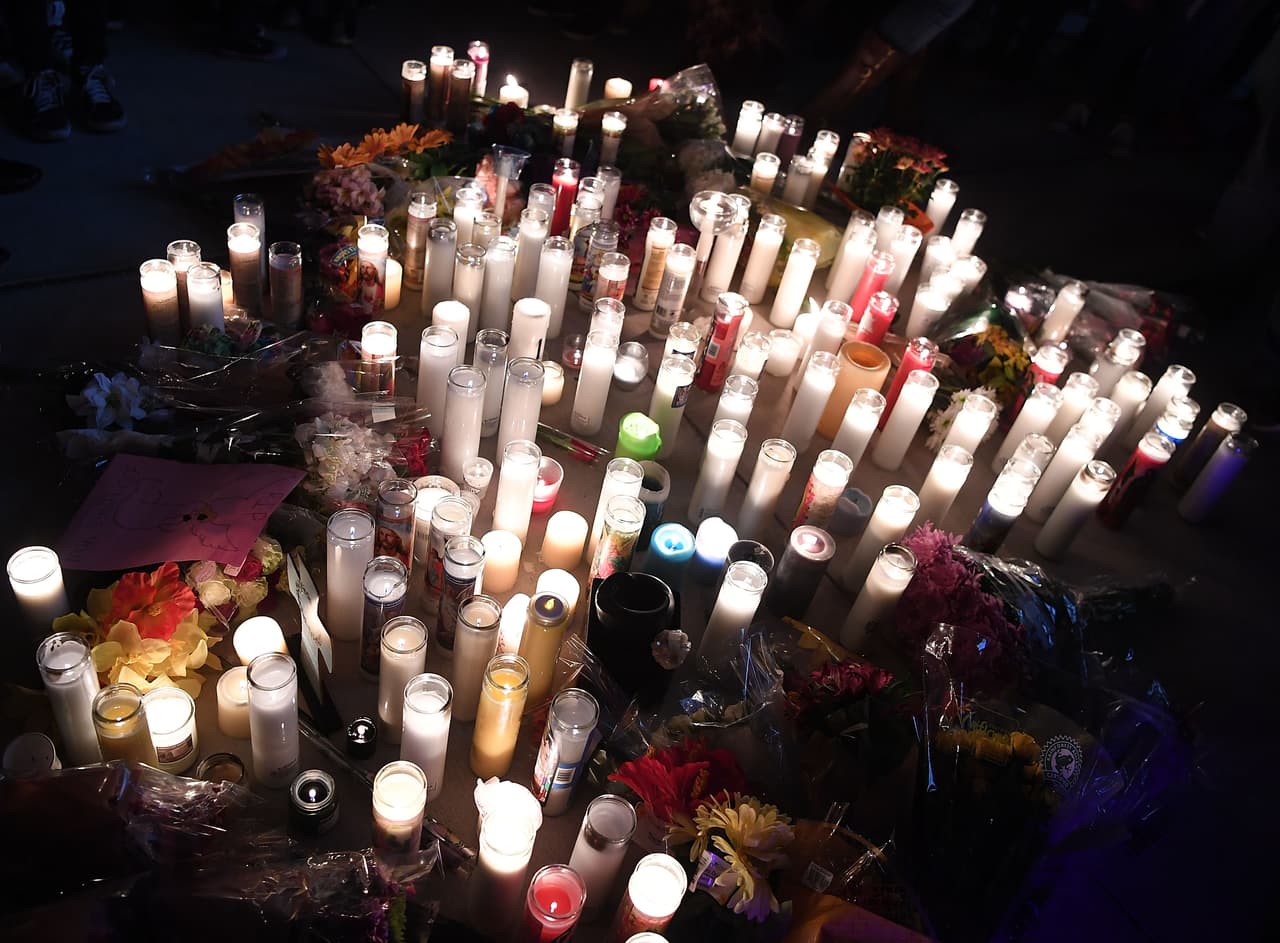 Velas, recuerdos, flores y mensajes en una vigilia en la famosa avenida Las Vegas Strip. La noche del lunes se llenó de vigilias en toda la ciudad.