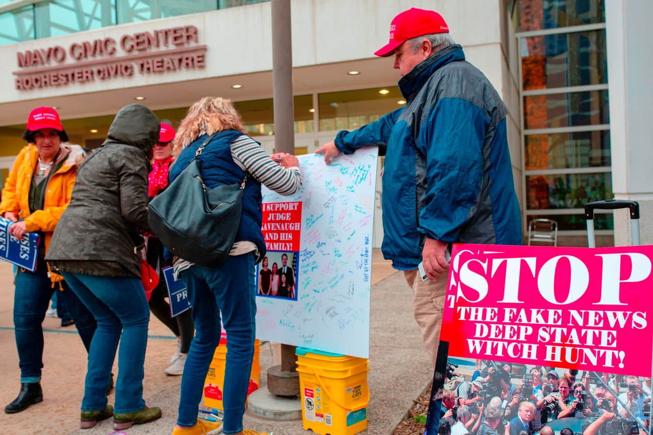 Otra pequeña manifestación a favor del nominado por el presidente Trump, en Rochester, Minnesota. “Detengan las noticias falsas, el poder manipulador y la caza de brujas”, se lee en el afiche.
