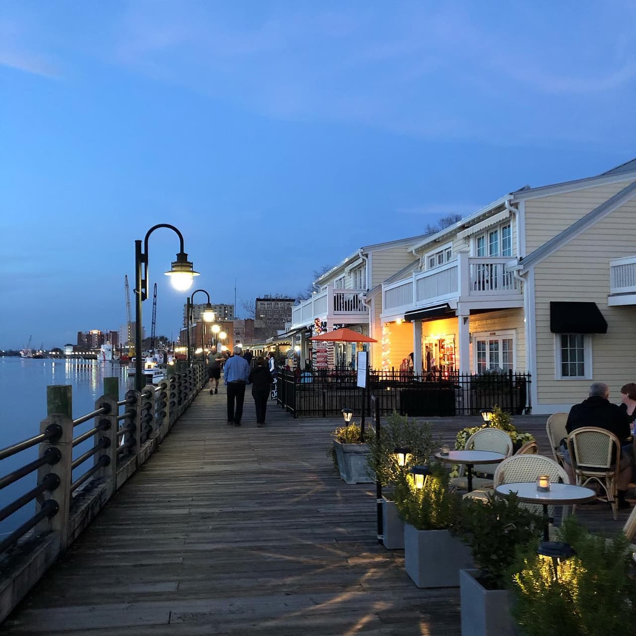 <b><a href="https://goo.gl/maps/X5Cw9vYEHKf9dxrLA" target="_blank">Wilmington</a></b>. Wilmington es el epicentro de la costa de Carolina. Las parejas capturan diversiones de cuatro estaciones en este importante destino turístico de Carolina del Norte. El famoso Riverwalk de la ciudad, el paseo marítimo diseñado en los años 80 que recorre el paseo marítimo de Cape Fear, está diseñado para pasear. Aquí, pueden disfrutar de vistas de cerca del puerto deportivo y del histórico USS North Carolina.