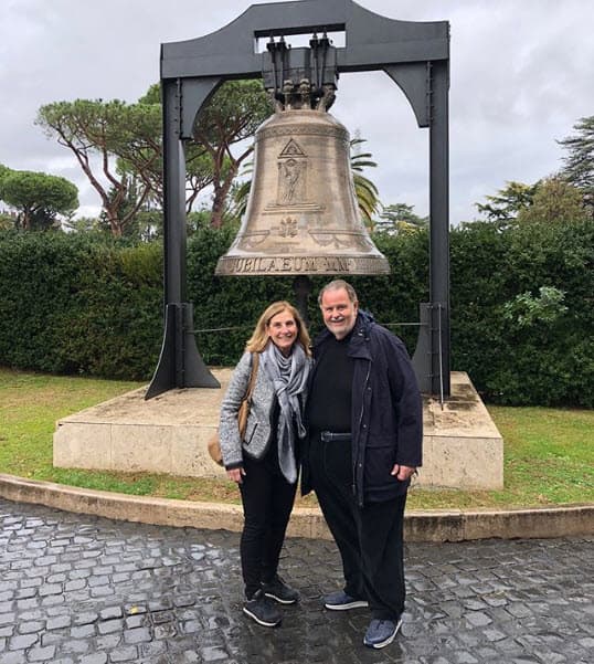 Después de tres años de noviazgo, Raúl la sorprendió con el anillo de compromiso después de que Mily lo presionara para dar el siguiente paso en la relación.
<br>