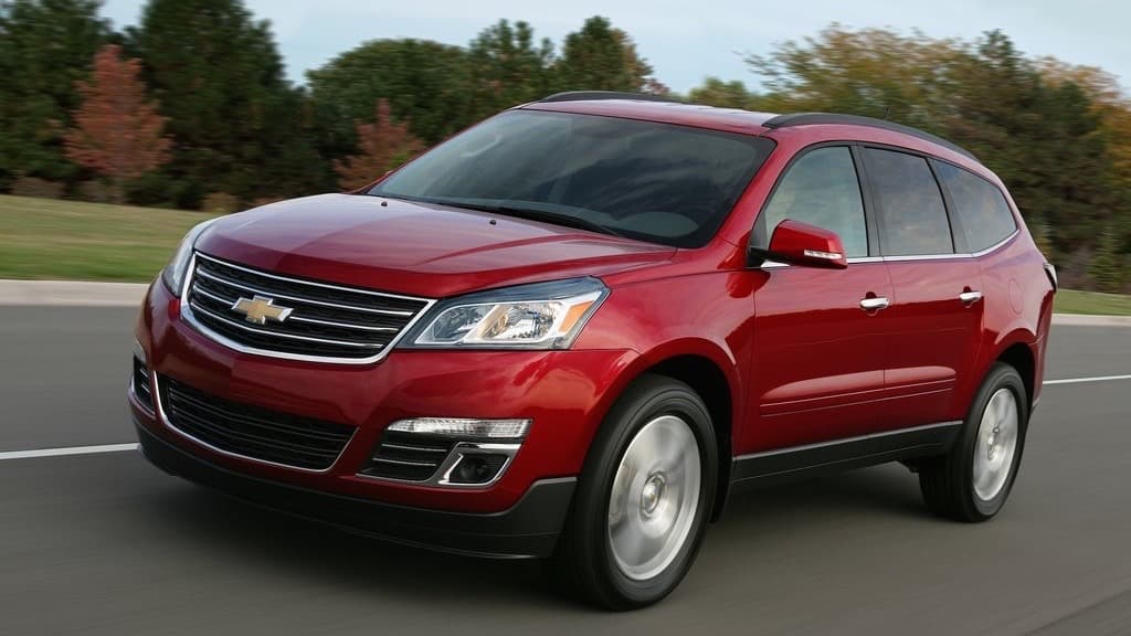 2. 
<b>Chevrolet Traverse</b>: La crossover grande de Chevrolet que alcanzó el segundo lugar en la clasificación de la American University, es un vehículo que goza de buenas ventas y reputación. La versión 2017 será la última en utilizar la tecnología que la sustenta.
<br>
<br>Para 2018 la Traverse estará basada en una versión alargada de la plataforma C1XX que utiliza la GMC Acadia. No sabemos como el cambio afectará la clasificación de la Traverse, pero al juzgar por la clasificación de la Acadia no debería tener ningún efecto.