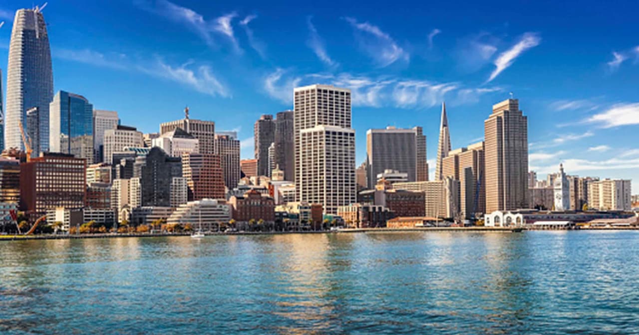 <b>Puesto 9 (empate). 94611. Oakland, California</b> (ocupa parte del área metropolitana de San Francisco, Oakland y Hayward).
<br>
<br>Costo promedio de una vivienda: 
<b>1,300,000.</b>
<br>
<br>Ingreso familiar promedio al año: 
<b>129,576 dólares.</b>
<br>
<br>Hogares que ganan 200,000 dólares o más: 
<b>31.7%.</b>