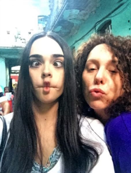 Pero en la vida real es todo lo contrario, son buenas amigas.