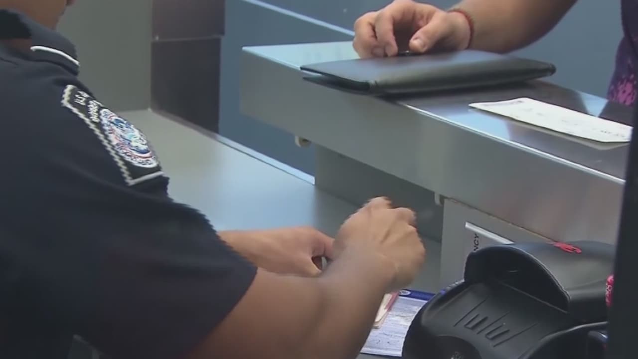 "Muy depresivo": familia de Dallas debe separarse tras suspensión de citas para visas de inmigrante