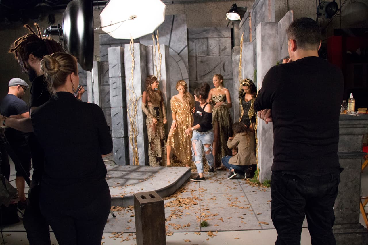 Las bellas nos sumergieron en el maravilloso mundo de ‘The Huntsman’ caracterizándose como el Team Oro y el Team Hielo ¿con cuál de los dos te quedas?