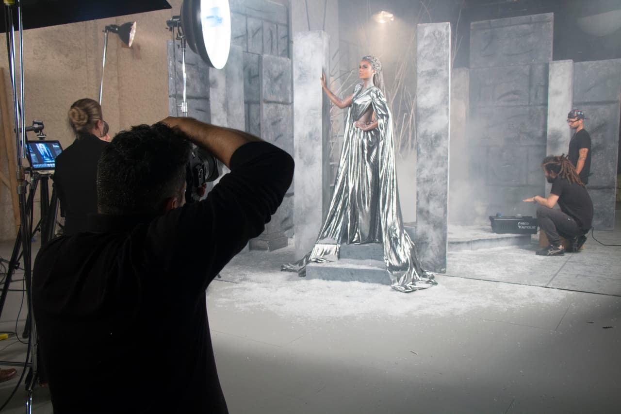 Las bellas nos sumergieron en el maravilloso mundo de ‘The Huntsman’ caracterizándose como el Team Oro y el Team Hielo ¿con cuál de los dos te quedas?