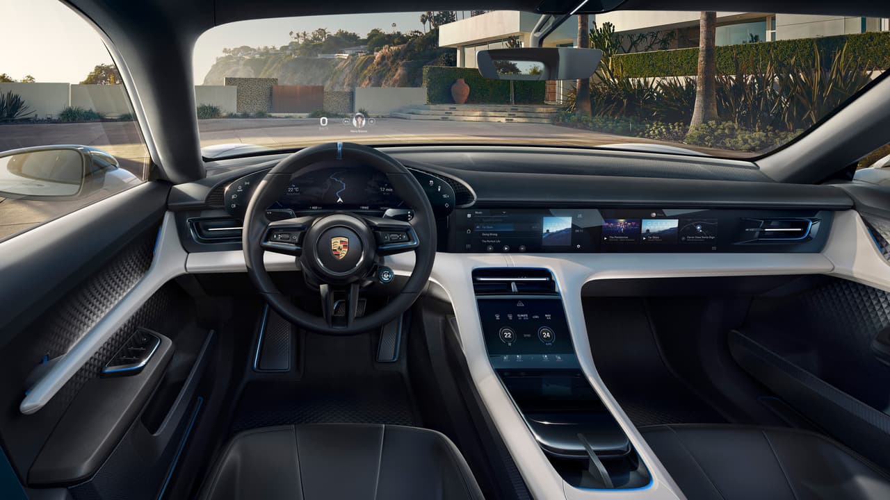 Lo primero que se hace evidente al asomar la nariz en el interior del Porsche Mission E Cross Turismo es que el equipo de diseño no se ha quedado sentado de manos. Al igual que en el Mission E original, los instrumentos están contenidos en una pantalla LED que reinterpreta los típicos instrumentos de 
<b>cinco relojes de Porsche</b>, pero de una manera mucho más acertada y realista. Las misma descripción de puede aplicar a la cónsola central que contiene controles que lucen más útiles e intuitivos para el uso diario. Finalmente, la parte central y la que enfrenta al pasajero delantero, están ocupadas por una pantalla táctil con control de
<b> seguimiento de vista</b>, para controlar las distintas funciones del sistema telemático, controles climáticos y comunicaciones del vehículo.