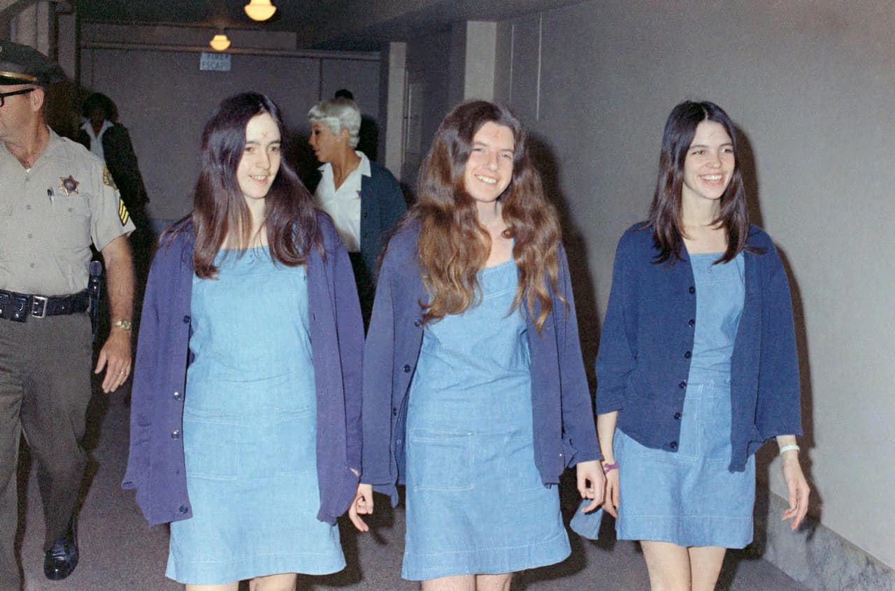 Tres de los miembros de la secta de Charles Manson durante el juicio, de izquierda a derecha: Susan Atkins, Patricia Krenwinkel y Leslie Van Houten en camino hacia la corte que llevaba el caso de los asesinatos.
