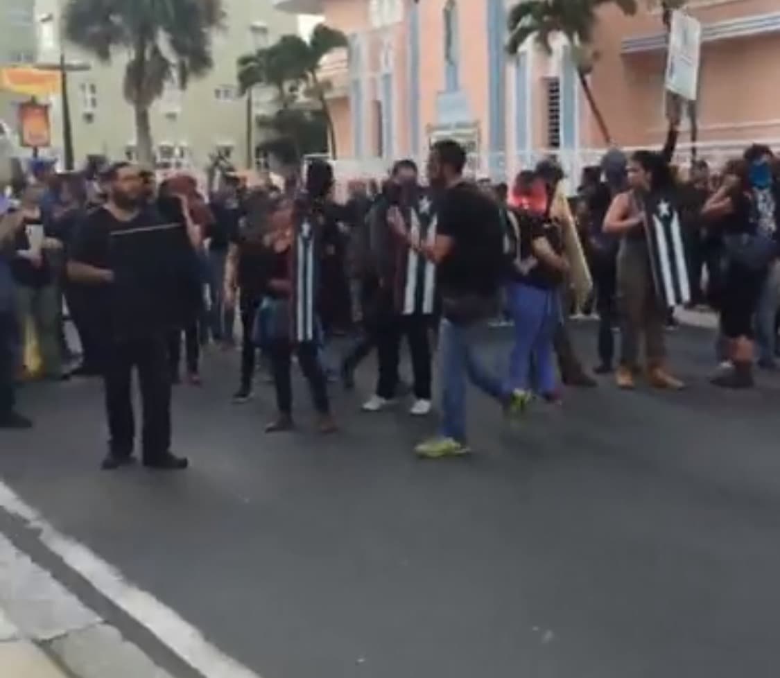 Manifestación contra foro sobre Promesa. Desde temprano intentan detener la 1era Conferencia de Promesa pautada para el miércoles 31 de agoto en el The Condado Plaza Hilton Hotel.
<br>