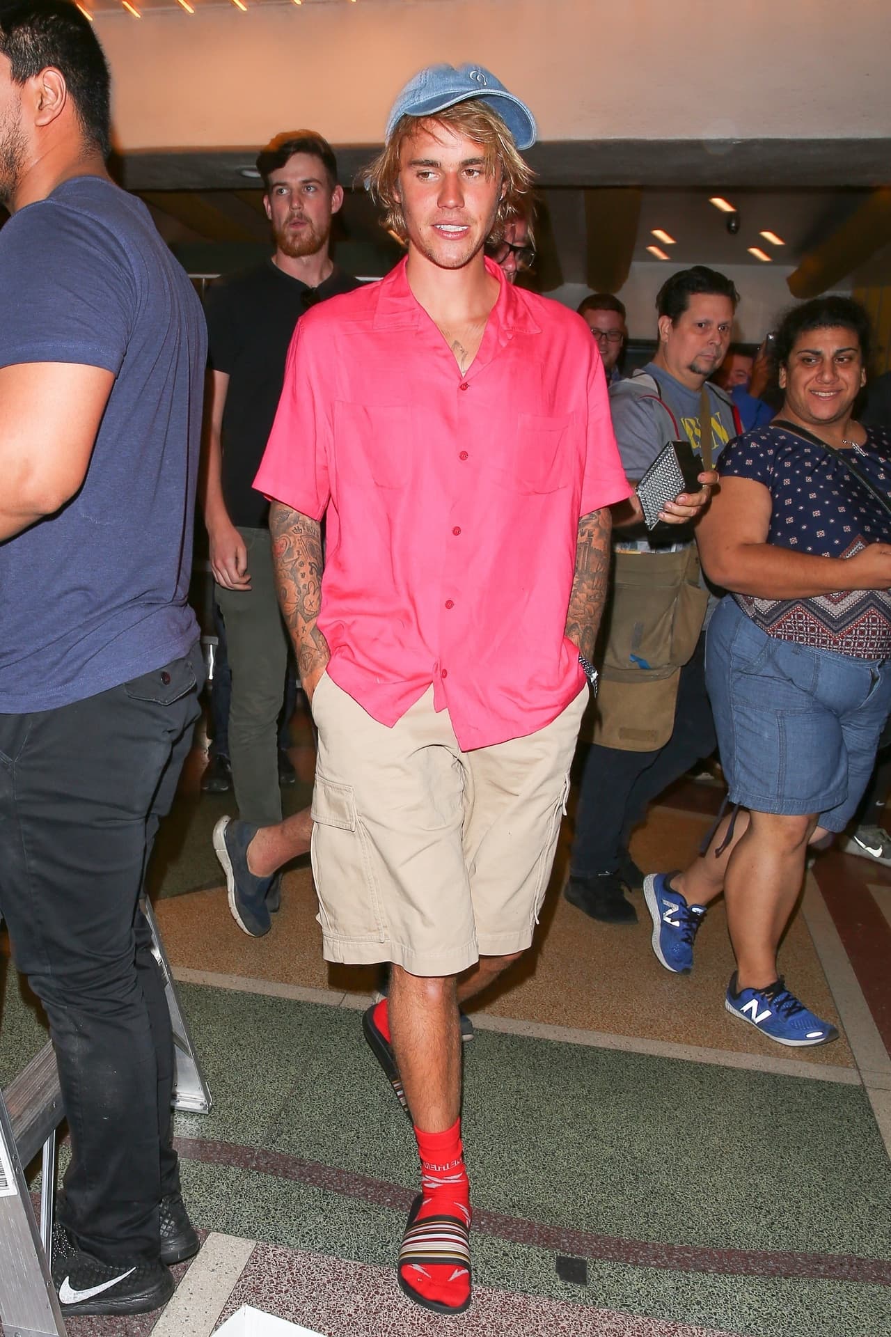 Apenas un día antes el cantante fue captado al salir del show 'An Evening With Adam Sandler' en un teatro de Los Ángeles. Con un look extravagante y cara de pocos amigos, el canadiense caminó hacia su automóvil mientras era cuestionado por los medios sobre el estatus de su relación con la cantante Selena Gómez.