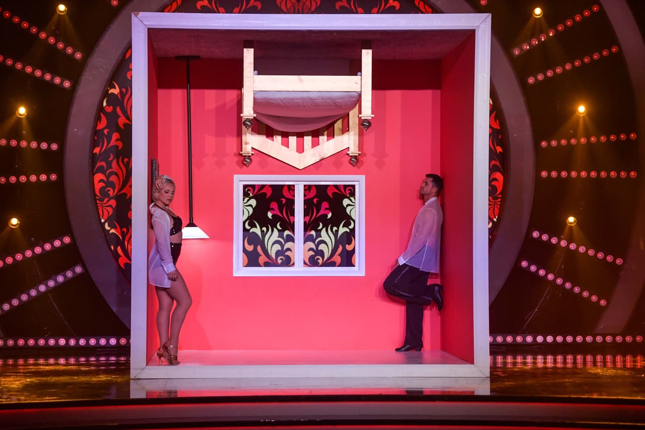 Con una escenografía con una cama quedó patas, el actor cubano llegó a la semifinal de Mira Quién Baila All Stars dispuesto a coronarse como el mejor.