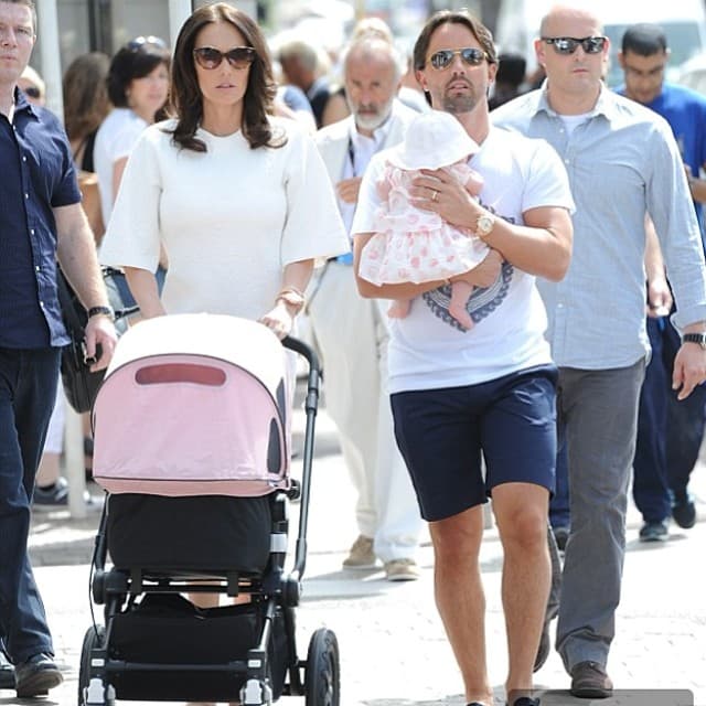 No podemos dejar de mencionar el caso de Tamara Ecclestone, hija del magnate de la Fómula Uno Bernie Ecclestone. Hace cuatro años, cuando tuvo a su hija Sophia, solicitó al fabricante Silver Cross un coche especial con una cubierta de cientos de cristales Swarovski. Su precio estimado era de 1,800 dólares.