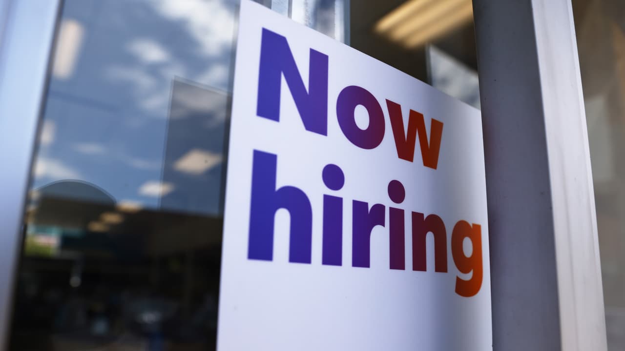 Con la reapertura del estado de California y el aumento de oportunidades para trabajar, el 
<a href="https://edd.ca.gov/" target="_blank">Departamento de Desarrollo de Empleo (EDD)</a> informó que las personas que reciben beneficios de desempleo deben comenzar a cumplir con otros requisitos.