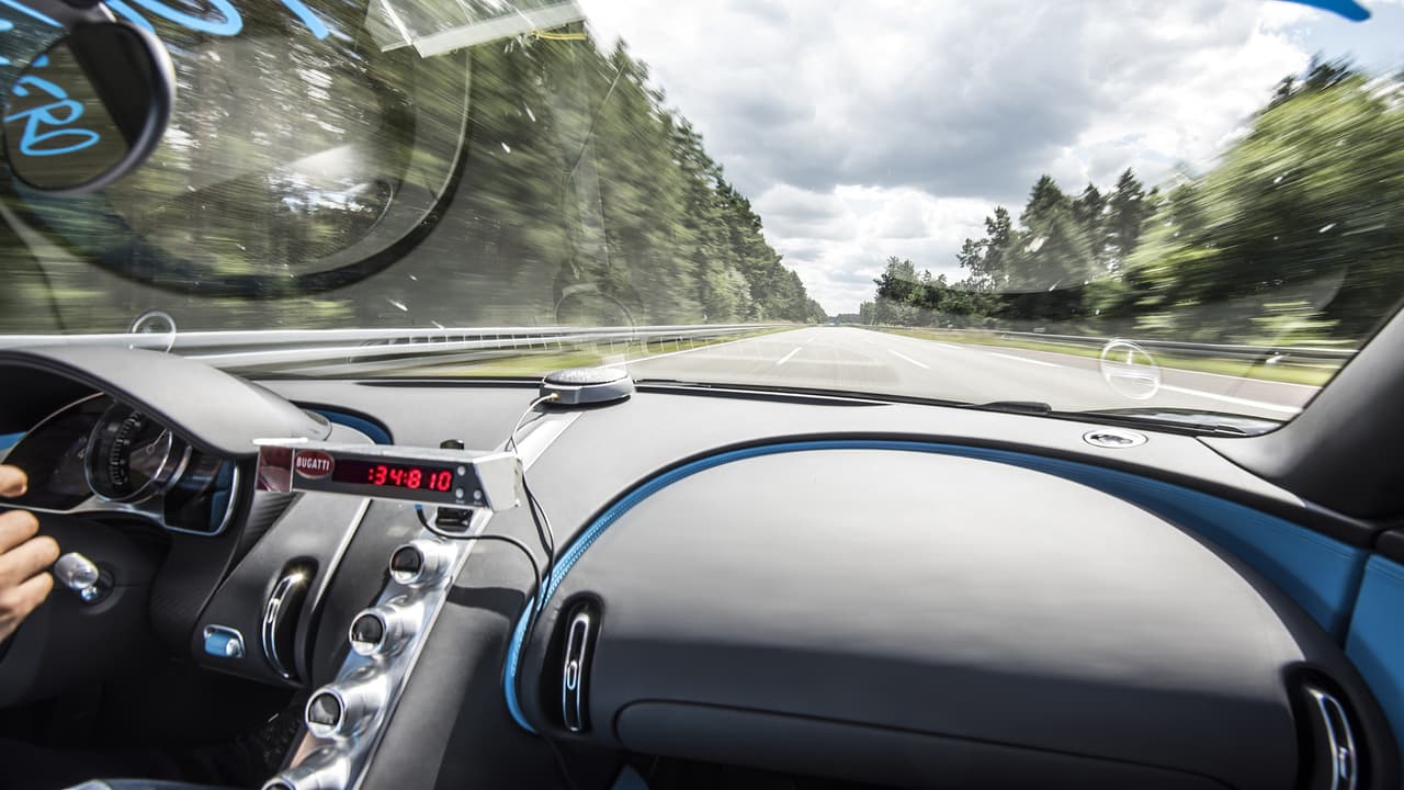 Bugatti planea batir aún más records con su Chiron. El siguiente es el record de velocidad máxima alcanzado por un vehículo de producción impuesto por el Bugatti Veyron en 267.855 mph (428.568 km/h).