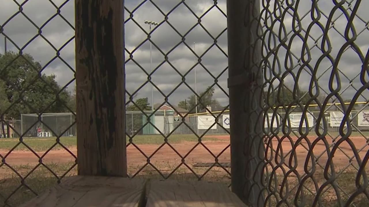 Los padres de familia de esta comunidad están bastante frustrados al considerar que sus hijos no pueden jugar en estos campos desde hace casi un año mientras otros parques permiten la entrada de personas.