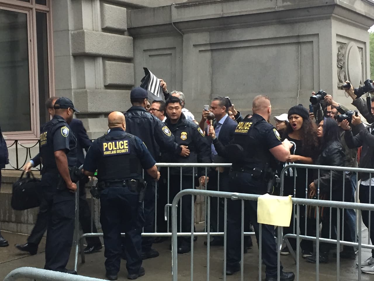 Desde tempranas horas de la mañana, decenas de personas se dieron cita en las afueras del edificio Alexander Hamilton del Servicio de Aduanas, como en San Juan, donde la Policía ha detenido a cinco personas.