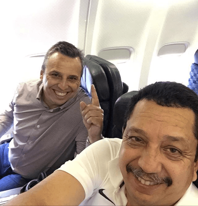 Esta foto de los hermanos José Luis y Alirio José Zambrano fue tomada en el vuelo a Caracas en noviembre 2017 para asistir a una reunion urgente de presupuesto donde fueron detenidos por el gobierno de Maduro.