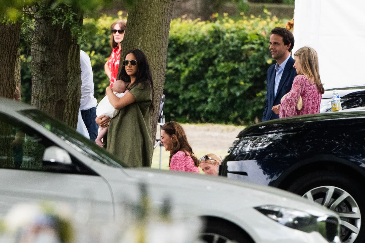 Daily Mail señala que este evento también marcó "una rara aparición conjunta de Meghan y Kate, que normalmente solo se ven juntas en los compromisos oficiales a los que asiste toda la familia real, como el 
<b><a href="https://www.univision.com/famosos/reaparece-meghan-markle-en-su-primer-evento-real-en-el-trooping-the-colour-tras-convertirse-en-madre">Trooping the Colour"</a></b>.