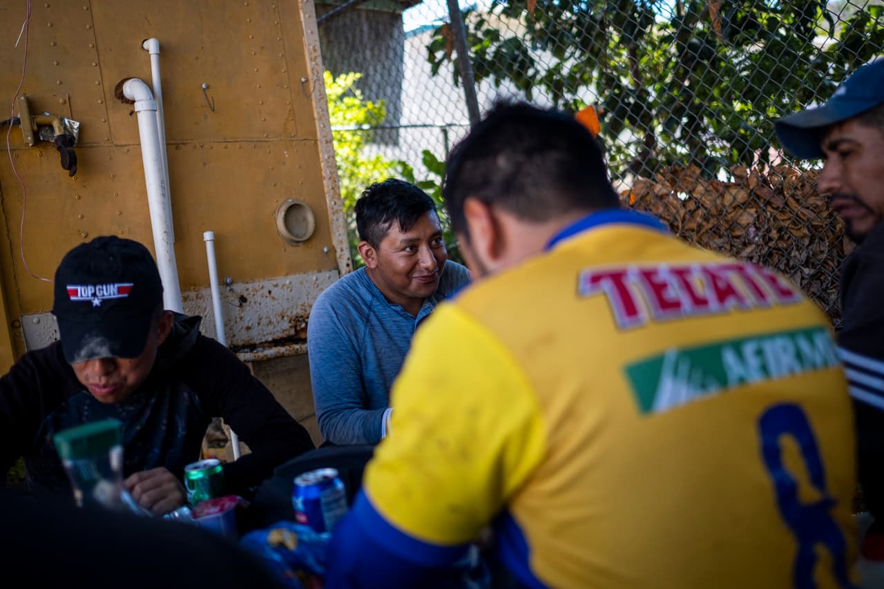 El gobernador Pedro Pierluisi dijo al recibir a los trabajadores mexicanos que que "lo ideal es que sean manos nuestras, empleados boricuas, pero debemos recibir con brazos abiertos a todos los que quieran laborar en Puerto Rico".