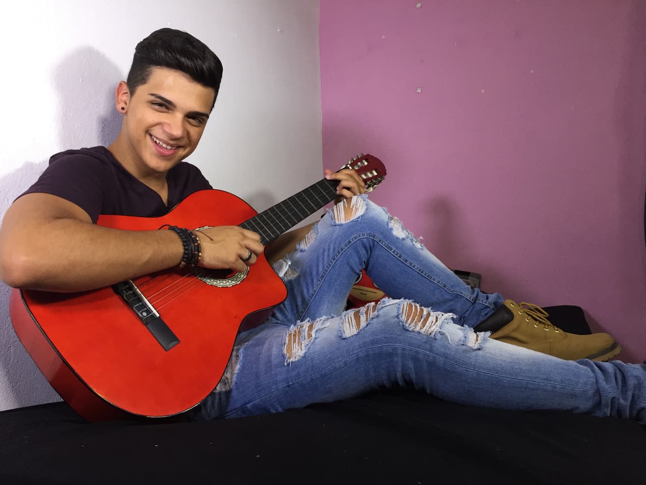 Seguramente será un rompecorazones con sus temas.