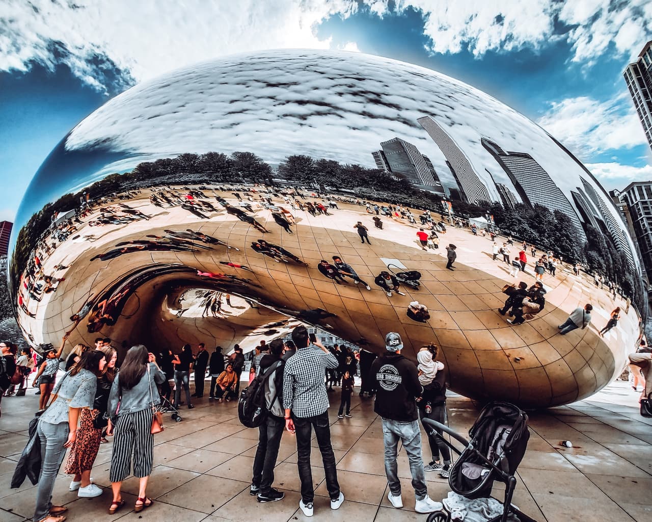 Cuando un periodista del Sun-Times le dijo a Kapoor que los residentes de Chicago llamaban a la pieza "The Bean", dijo que el apodo era "completamente estúpido".