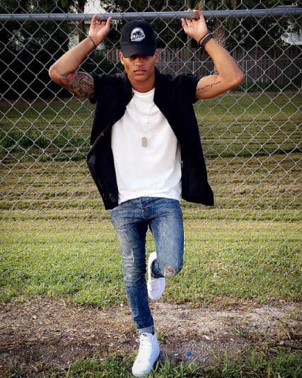 Además de tener una voz increíble y un carisma que se gana el corazón de sus seguidores, su look de artista ya comienza a imponerse.