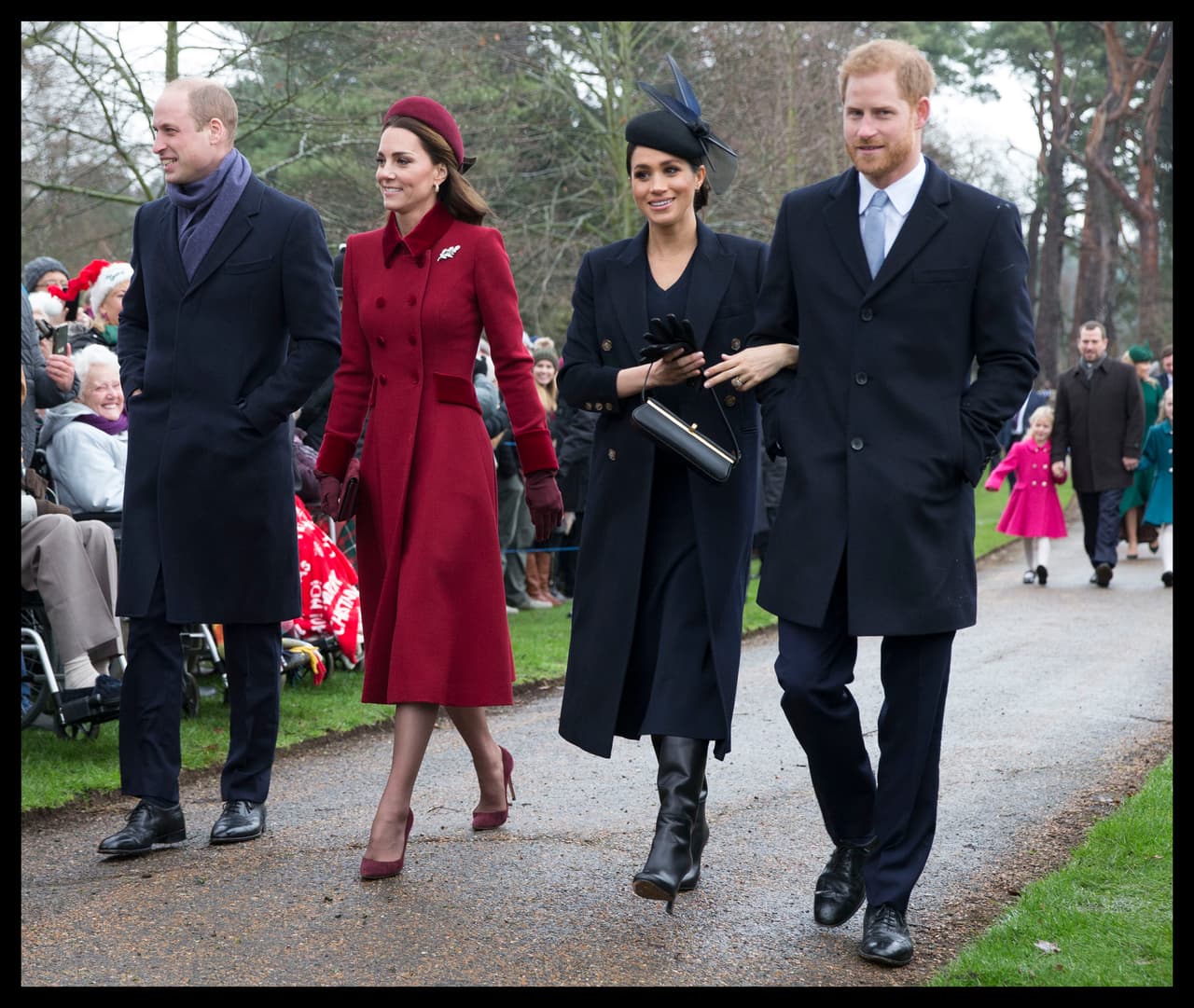 Fuentes del 'Daily Mail' y 'The Sun', aseguraron que
<b>la reina Isabel II ordenó</b> a las esposas de sus nietos, Kate Middleton y Meghan Markle, que demostraran unión en la misa de Navidad.