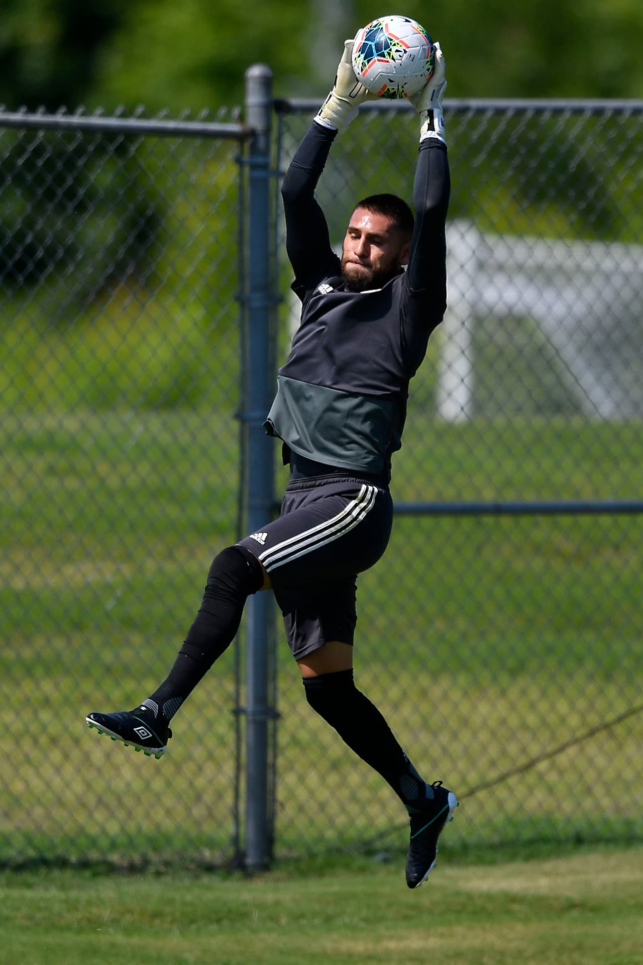 En uno de los campos de la Universidad de Carolina del Norte la selección mexicana de fútbol entrenó por última vez con miras a lo que será el duelo ante Martinica en el cierre del Grupo A. Héctor Moreno y Rodolfo Pizarro se reitegraron al grupo que dirige el 'Tata' Martino. Fernando Navarro, Jonathan Orozco, Luis Montes y Pizarro serían titulares en el Bank of America Stadium de Charlotte.