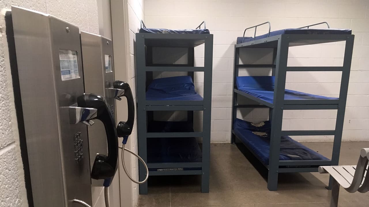 Inmigrantes indocumentados están durmiendo en la cárcel del condado y no en las 'hieleras' de la frontera
