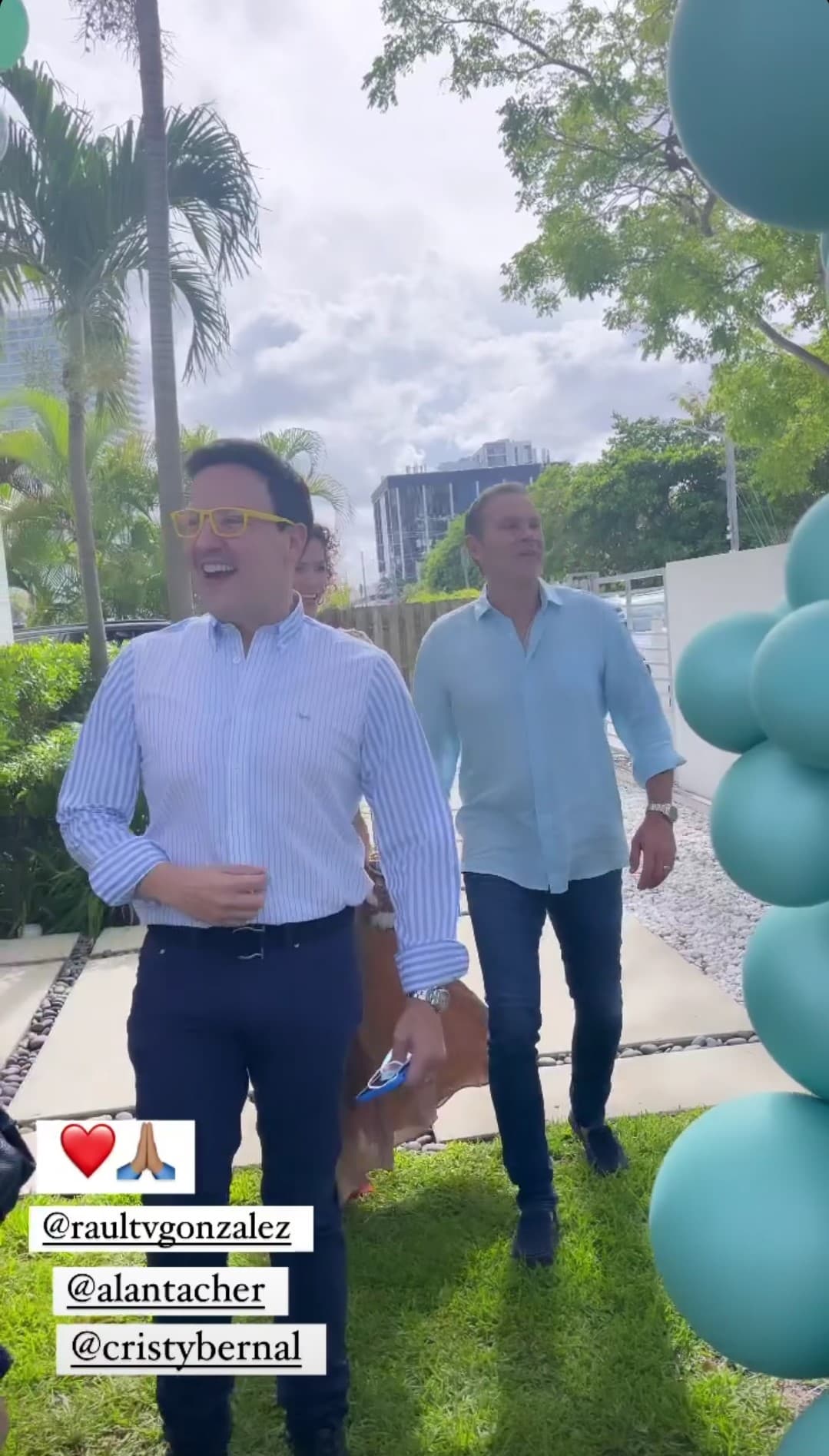 Raúl González fue parte del gran festejo. A él lo vimos llegar junto a sus amigos Alan Tacher, Cristy Bernal y su madre, doña Estrella. Francisca los recibió feliz y ellos se mostraron impresionados al verla tan linda y en medio de una preciosa decoración.