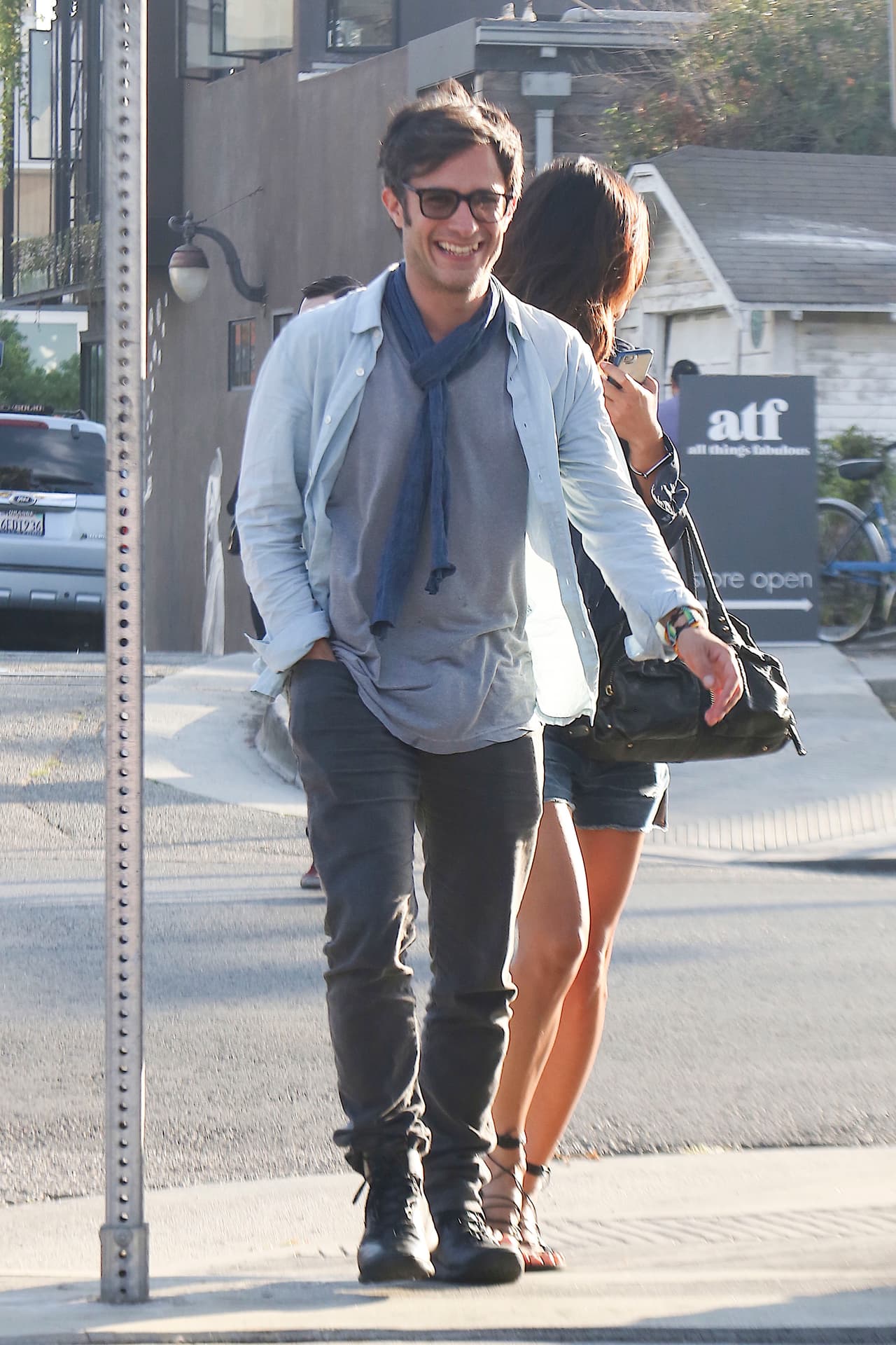 Pero notamos que a la chica no le gusta la atención de las cámaras.