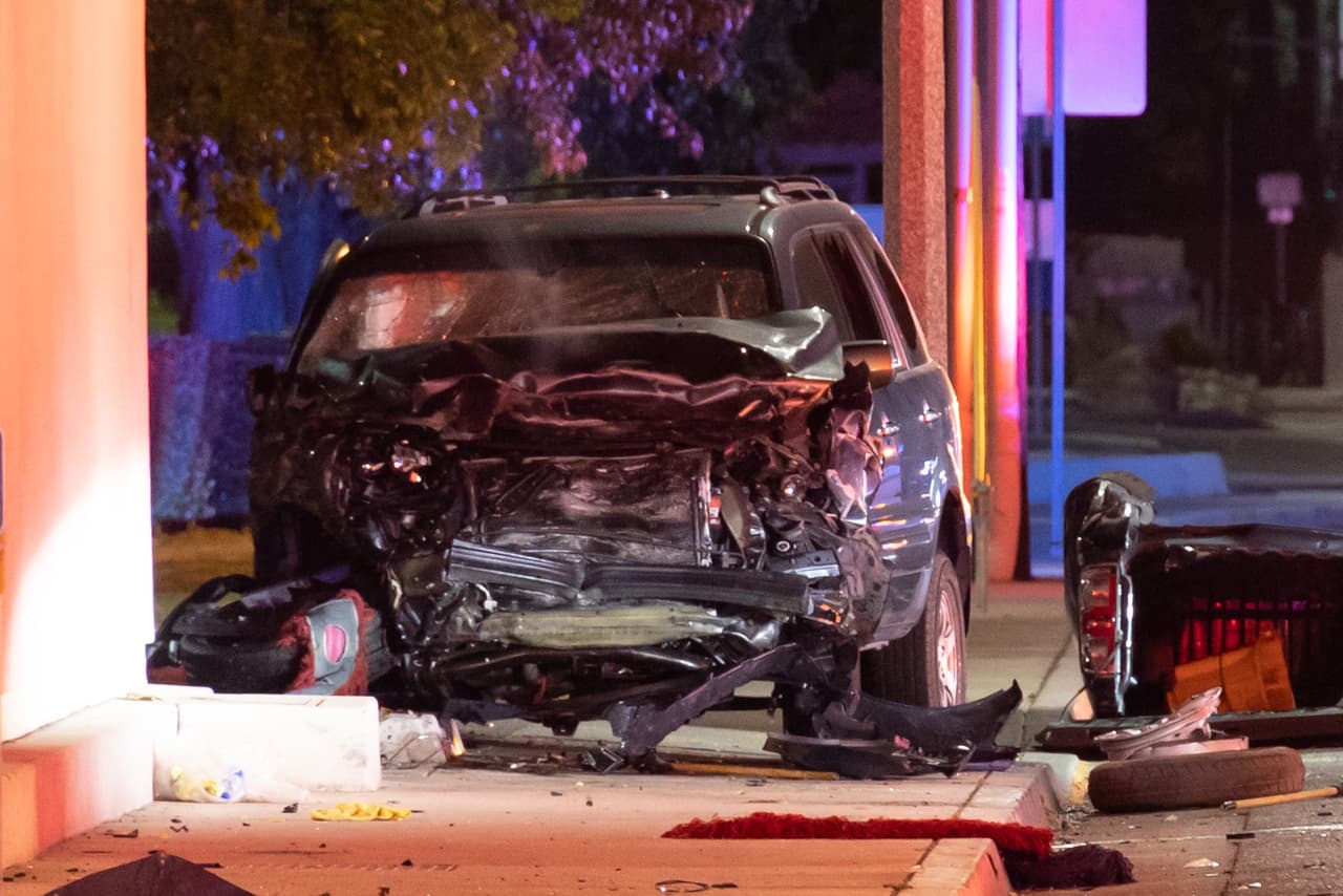 El conductor de la Honda Pilot viajaba hacia al oeste de la avenida Walnut cuando se pasó un semáforo en rojo en Mooney Blvd, y chocó con un Chevy Colorado.
<br>