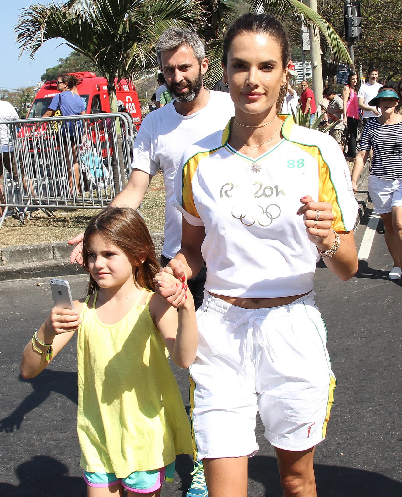 Hija de Tigre... La pequeña de Alessandra estaba muy ocupada tomando video del ambiente en Río.
