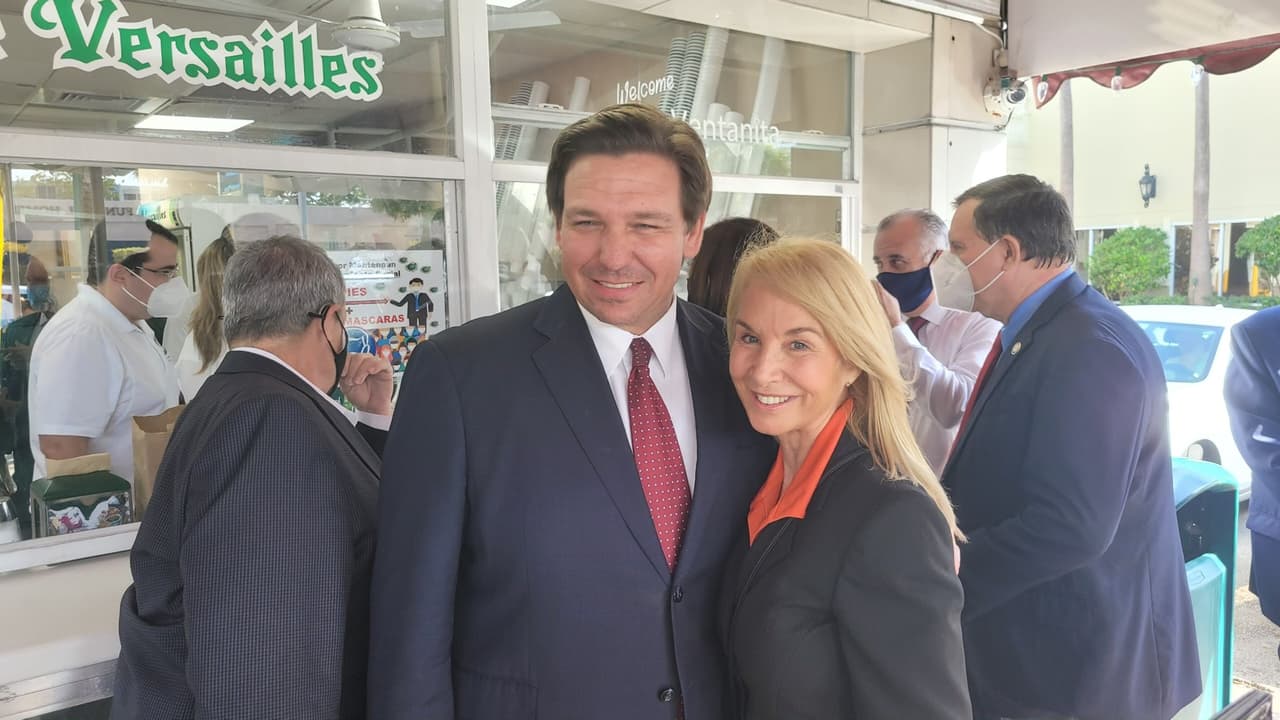 Ron DeSantis se tomó un café cubano en la ventanita, en donde suelen pasar muchos políticos cuando están en campaña.
