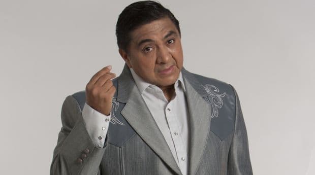 Su siguiente proyecto en la televisión fue muy diferente, pues interpretó a uno de los villanos de
<i> Dos hogares</i>.