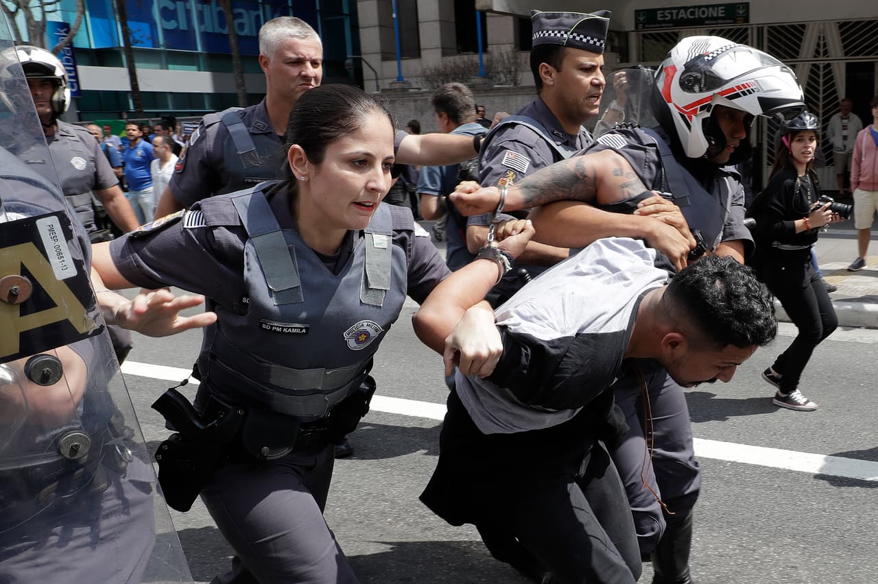 La policía detiene a un hombre que sostenia una pelea a golpes con seguidores de Donald Trump