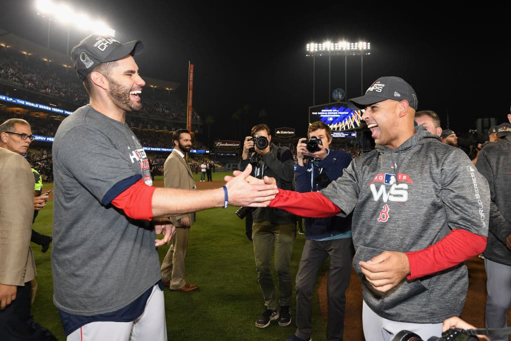 JD Martínez festeja con Alex Cora este momento tan especial para ambos individuos.