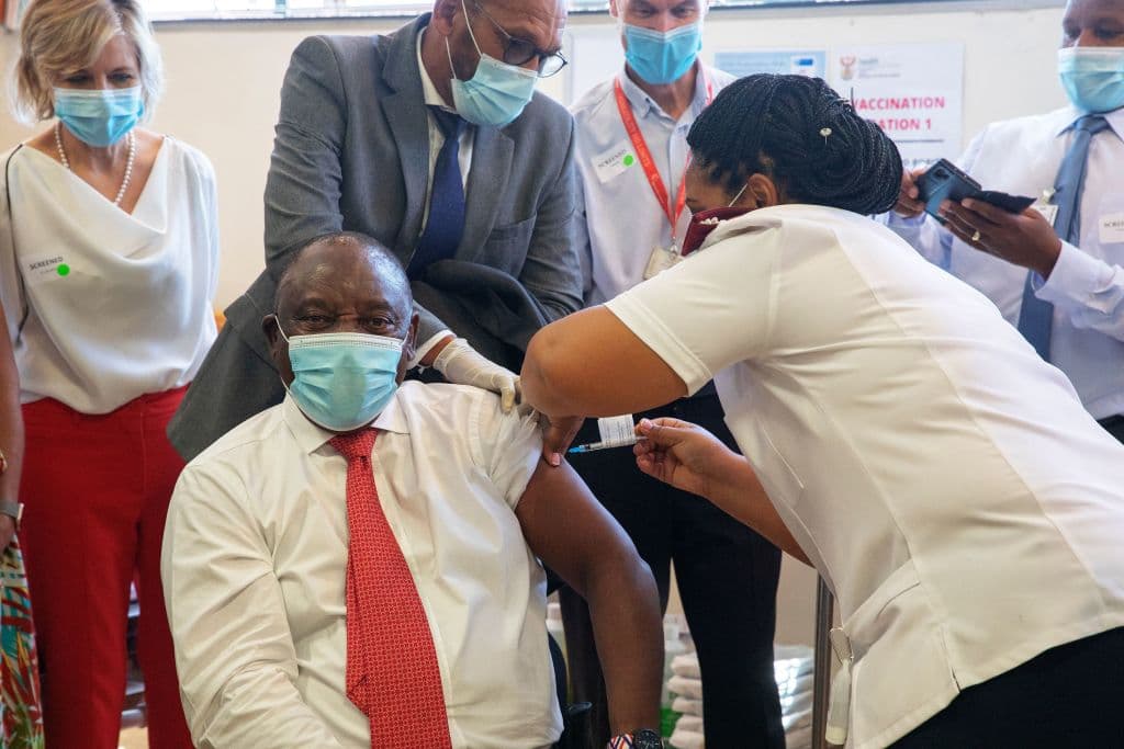 <b>Cyril Ramaphosa</b>, presidente de
<b>Sudáfrica</b>, fue inoculado en un hospital de Cape Town el 17 de febrero de 2021.