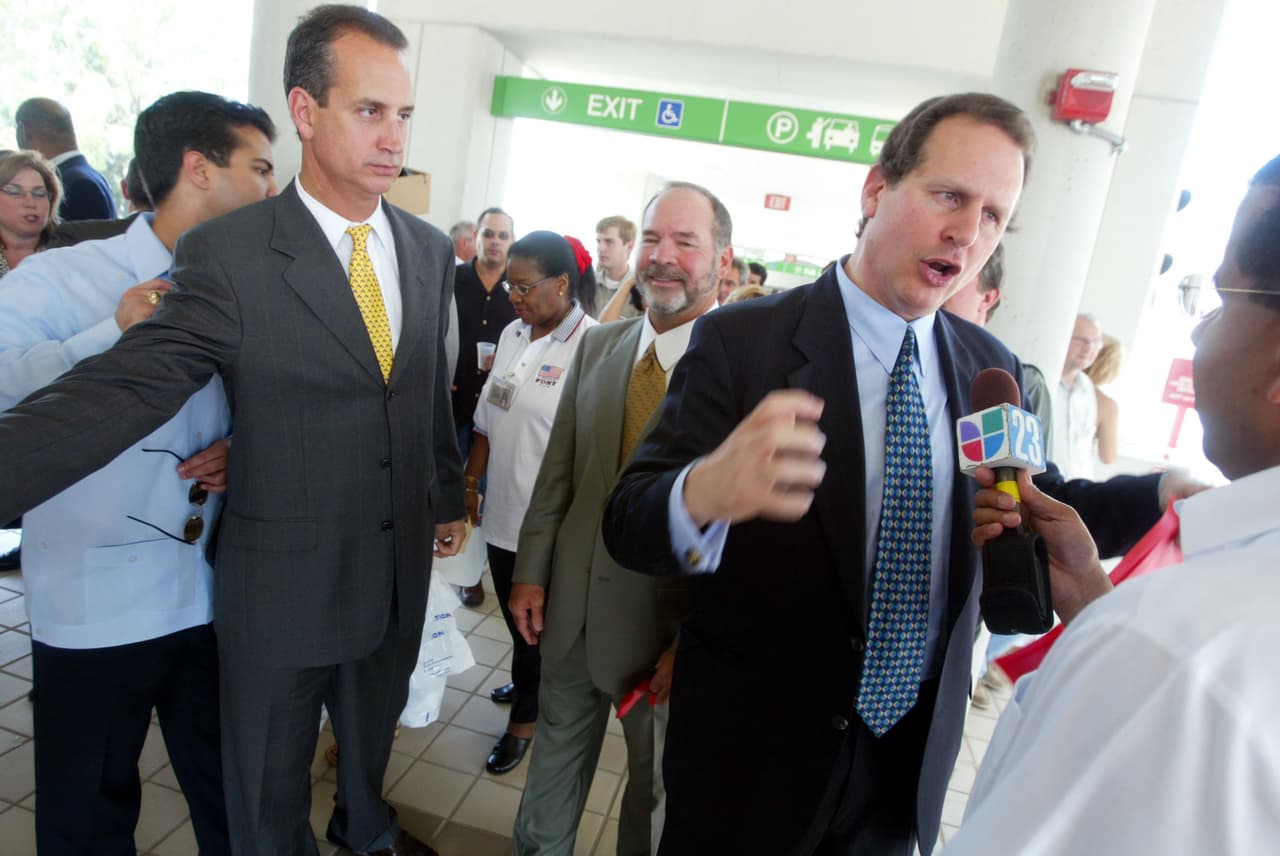 El representante Mario Diaz-Balart observa a su hermano Lincoln Díaz-Balart en una entrevista de Univision 23 el 30 de mayo de 2003 en Miami.