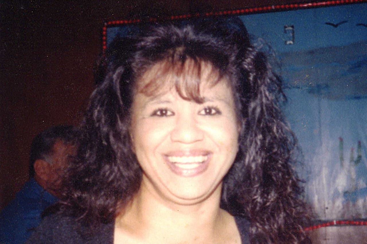 El padre de la niña llamó al 911 para pedir ayuda. Cuando llegaron a la casa, los paramédicos le preguntaron a Melissa qué había pasado y ella les explicó que dos días antes la niña se había caído por la escalera de entrada a la casa. No les precisó que se refería a la de la vivienda anterior, de la que justo se estaban mudando el día que ocurrió el accidente. Esa escalera tenía 14 escalones. El rescatista se extrañó cuando vio una casa de un piso con solo tres escalones en la entrada y una niña con múltiples moretones y rasguños, muerta. Y eso fue lo que le explicó a la policía. Melissa fue arrestada esa tarde y luego, el caso evolucionó con la madre como la principal sospechosa por supuestos abusos en contra de Mariah. Fue a 
<a href="https://www.univision.com/noticias/justicia/errores-judiciales-melissa-lucio-pabellon-muerte-clemencia">un juicio en el que su abogado no presentó evidencias</a> ni testigos y un jurado la halló culpable en 2008: la condenaron a muerte.
<br>