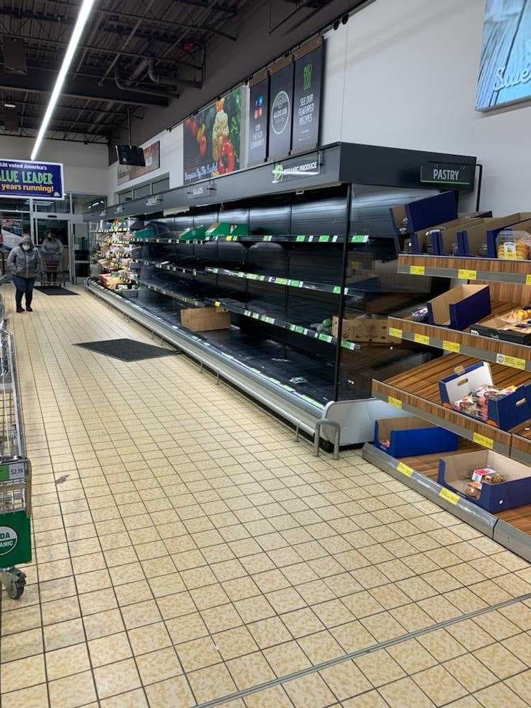 Los anaqueles de la tienda Aldi estaban prácticamente vacíos luego de que los habitantes de la zona realizaran compras de último momento ante la llegada del doble golpe invernal que afecta Chicago.