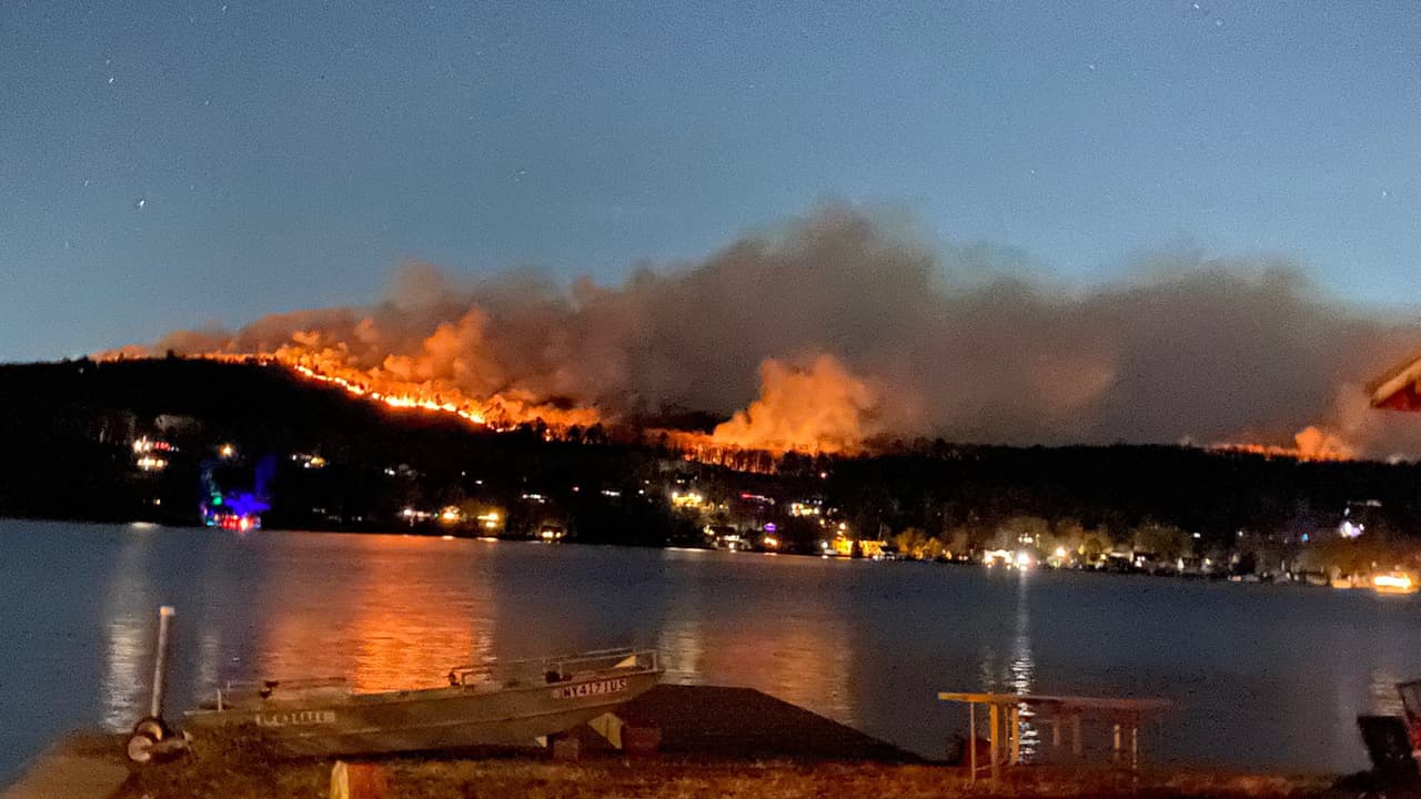Un incendio, que consumió más de 2,000 acres en Nueva Jersey, cruzó la línea estatal con Nueva York y continúa extendiéndose. El sábado se reportó la muerte de un latino que intentó frenar el paso de las llamas a la Gran Manzana.