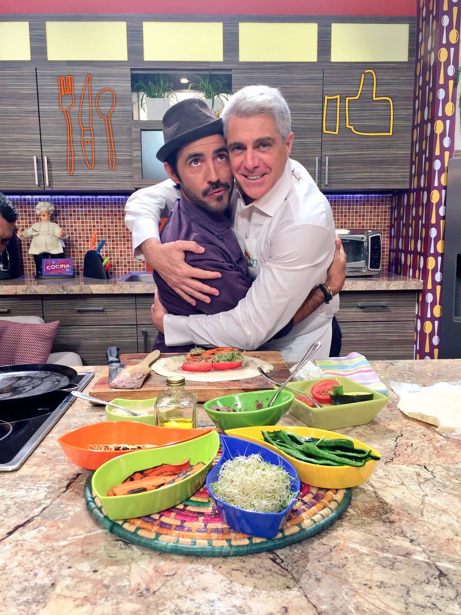 Lisardo es el fan #1 del chef Yogui; en esta ocasión nos enseñó a hacer unos burritos con muchas propiedades para la prevención del cáncer en hombres.