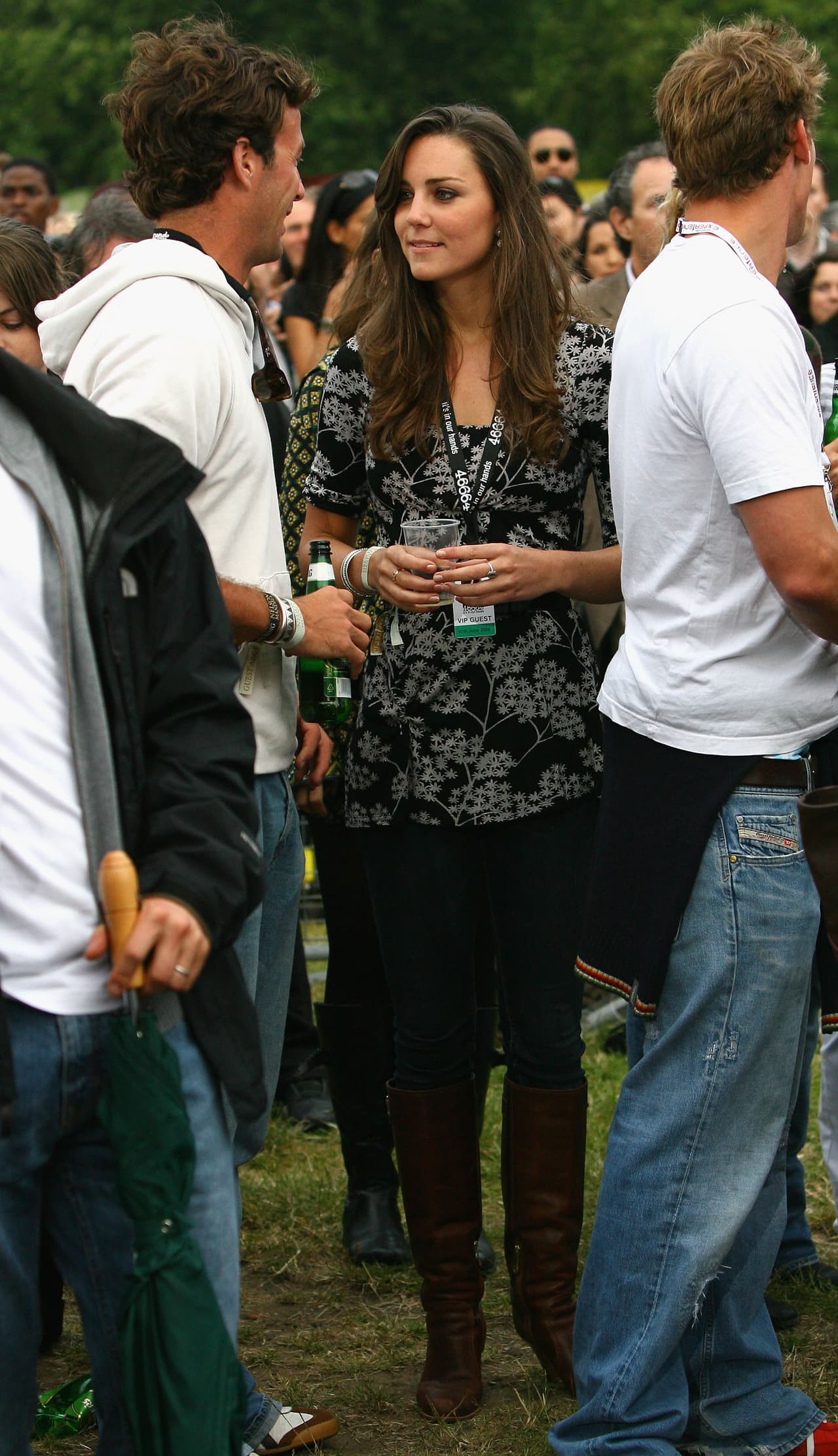 Le sigue en la lista la ahora cuñada de Markle, Kate Middleton, hija de Carole Goldsmith y Michael Middleton, una azafata y un despachador de vuelos. Kate y el príncipe William se conocieron mientras estudiaban Historia del Arte en la Universidad de Saint Andrews, en el año 2002. En ese entonces, la joven de 20 años solía vestir la moda de esa época e incluso se le veía con jeans.