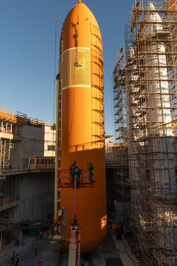 El Centro de Ciencias de California completó este fin de semana la penúltima etapa del operativo 'Go for Stack', que en un plazo de seis meses une las partes del transbordador espacial Endevour para colocarlo en posición de despegue. Antes del mediodía del sábado 13, el traslado e instalación del tanque externo ET-94 fue completado.