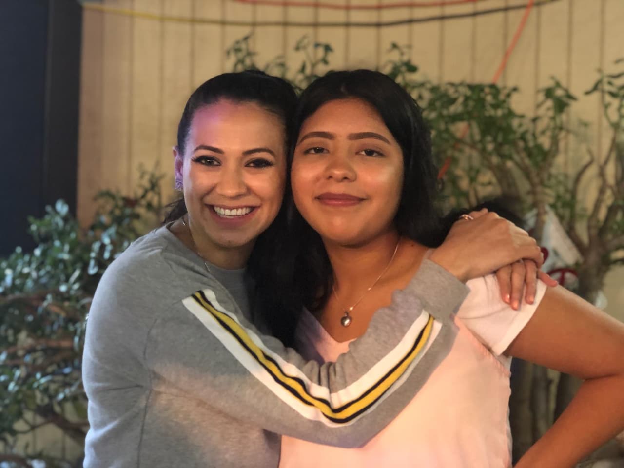 <b>Cindy</b> tiene 17 años, está próxima a graduarse de High School y le encantan las matemáticas, pero además, ella
<b>se convirtió en la segunda ahijada de Carla Medrano</b>.