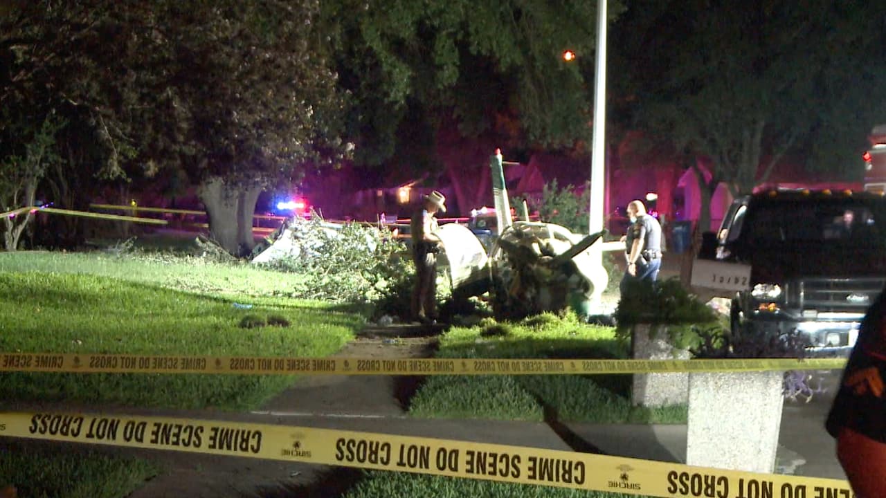 En la avioneta viajaban dos hombres adultos. La nave hizo el aterrizaje forzoso en la cuadra 15700 de Boulder Oaks Dr.