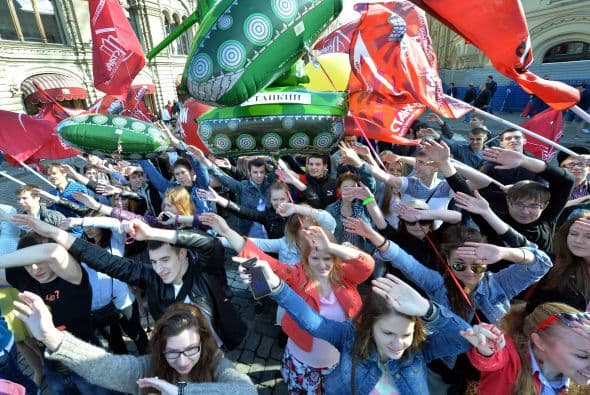 Miles de sindicalistas marcharon en Rusia este 1 de mayo.