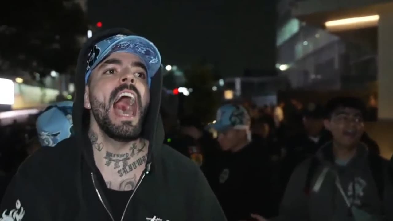 Adriano Zendejas es señalado por participar en los disturbios presentados anoche afuera del hotel donde pernoctaba la selección inglesa en la Ciudad de México.