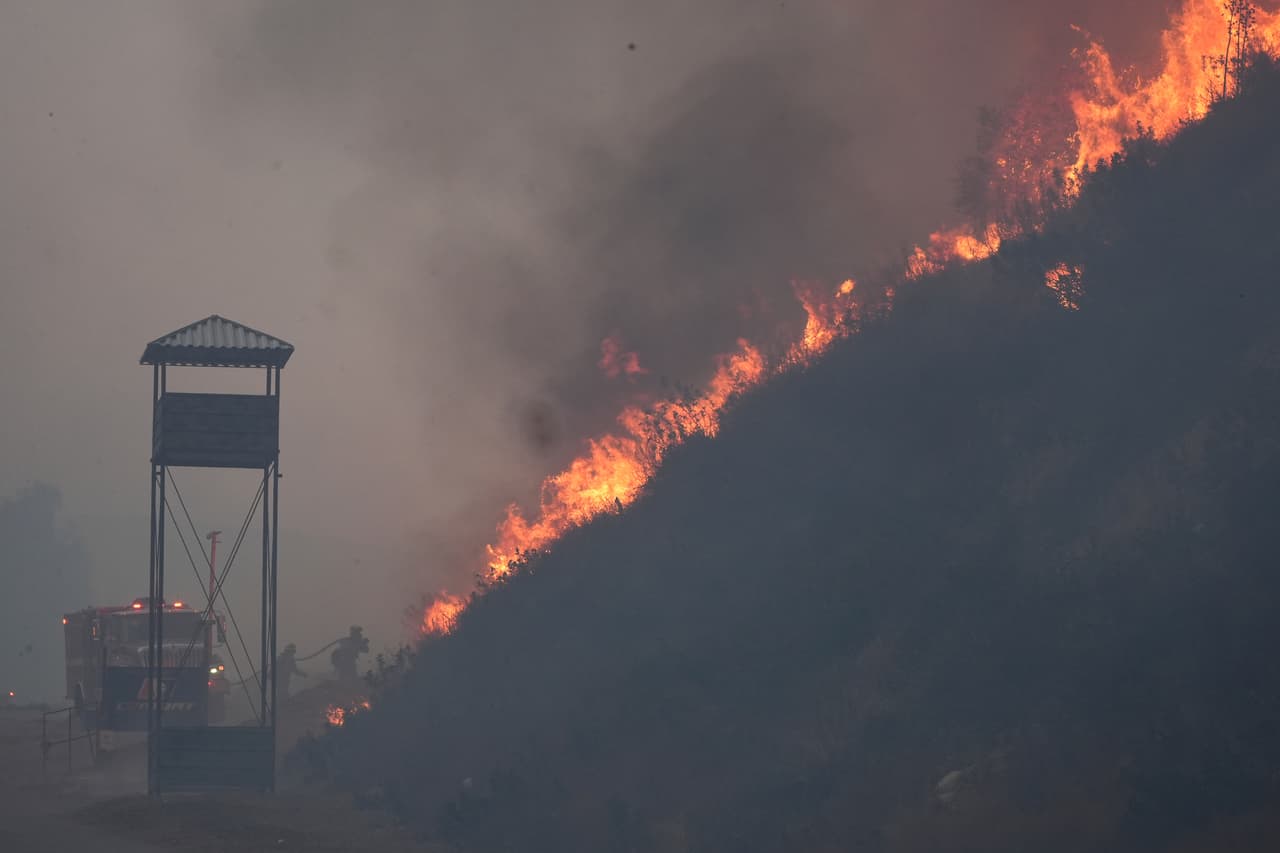 El incendio se encuentra al norte de Santa Clarita, una región suburbana densamente poblada con
<b>más de 200,000 residentes, </b>algunos de los cuales han recibido órdenes de evacuación.